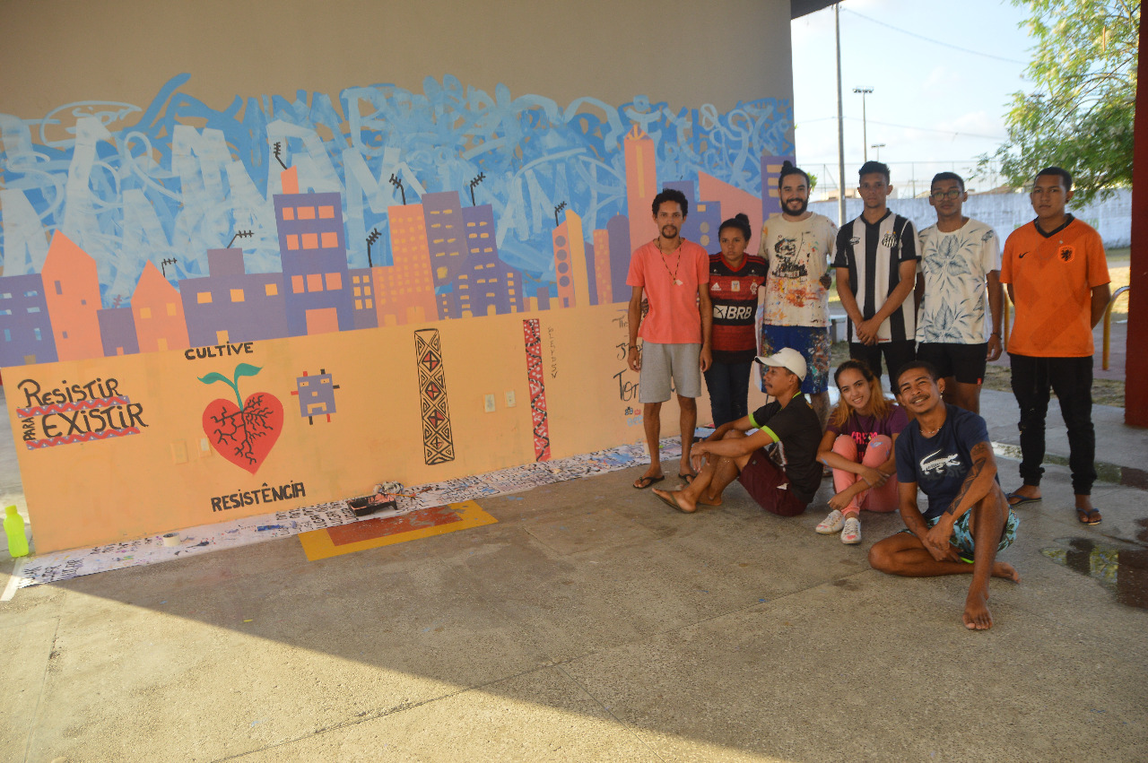 Jovens de Caucaia participam do Programa Abarca e constroem painel artístico